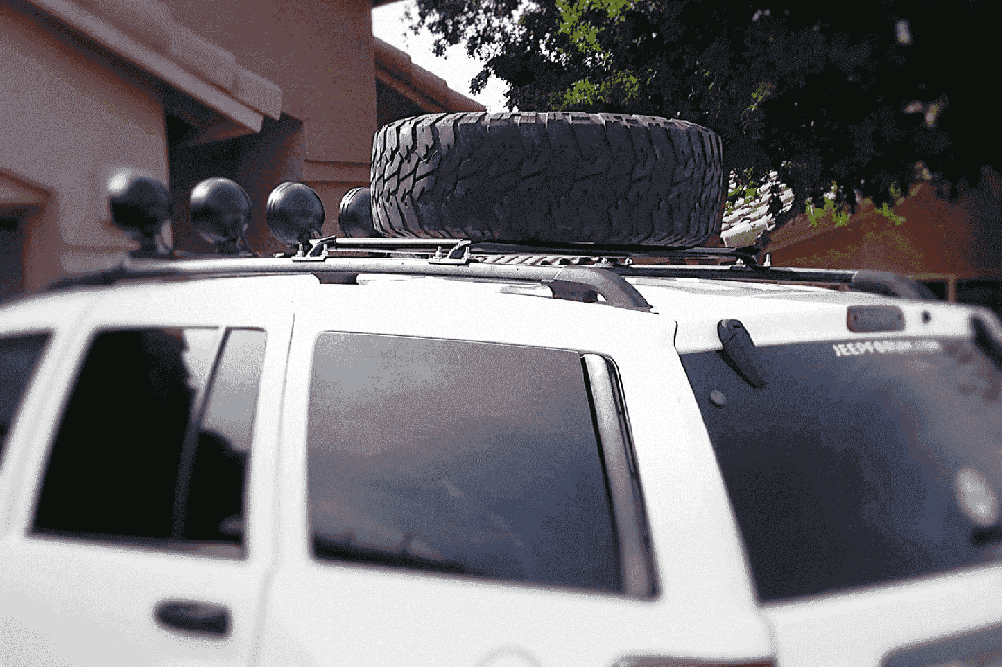 Jeep Grand Cherokee WJ Roof Mounted Tire Carrier