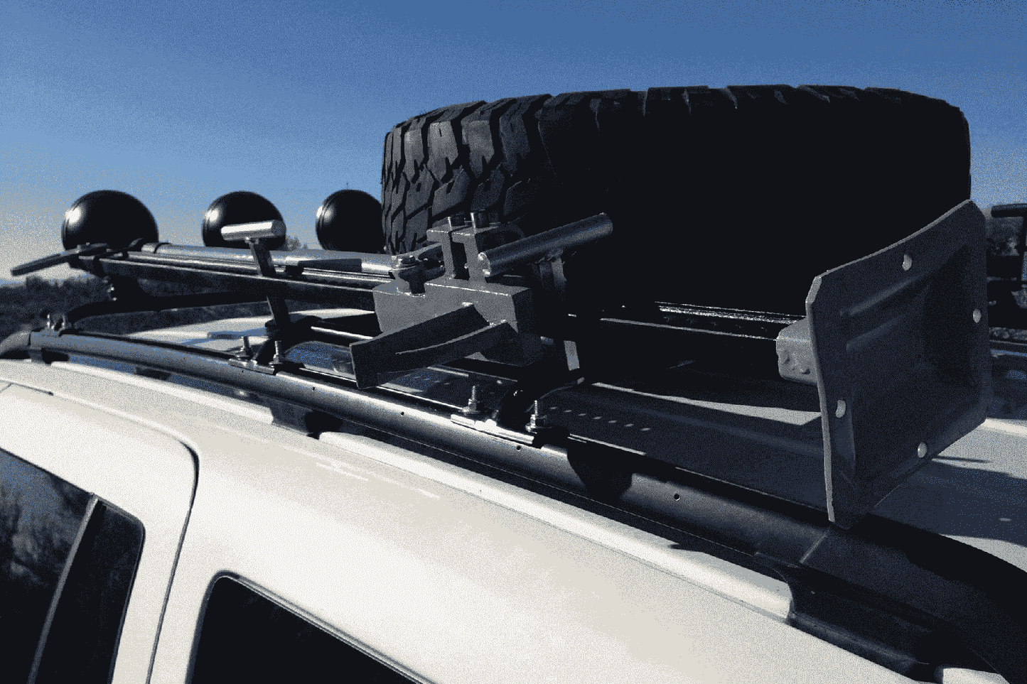 Jeep Grand Cherokee WJ Roof Mounted Tire Carrier
